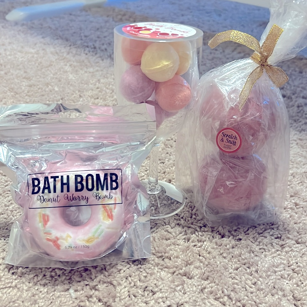 Set of mini and large bath bombs